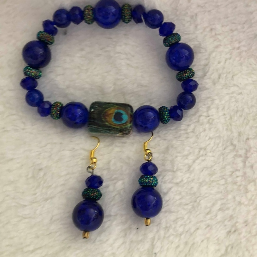 bangle bracelet  w/earrings set w/peacock bead.